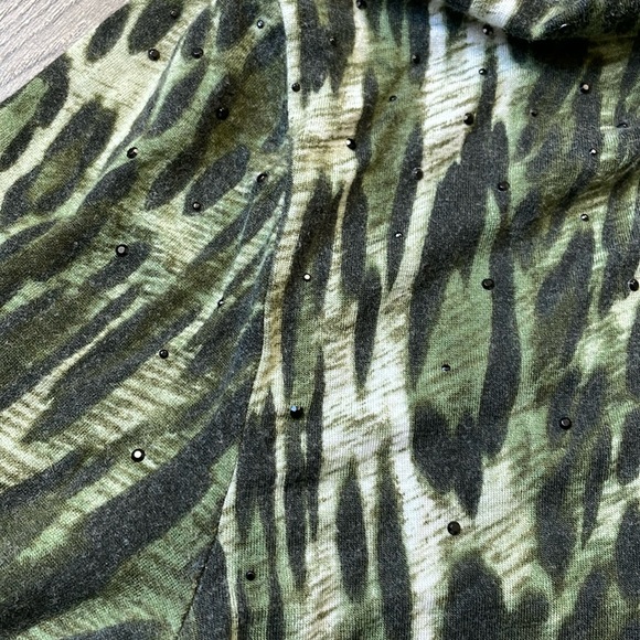 St .John Sport short sleeve with mock neck and black embellished studs. - Picture 3 of 8